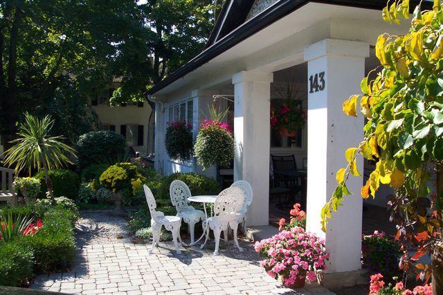 Bernard Gray Hall Bed And Breakfast Ниагара-он-те-Лейк Экстерьер фото